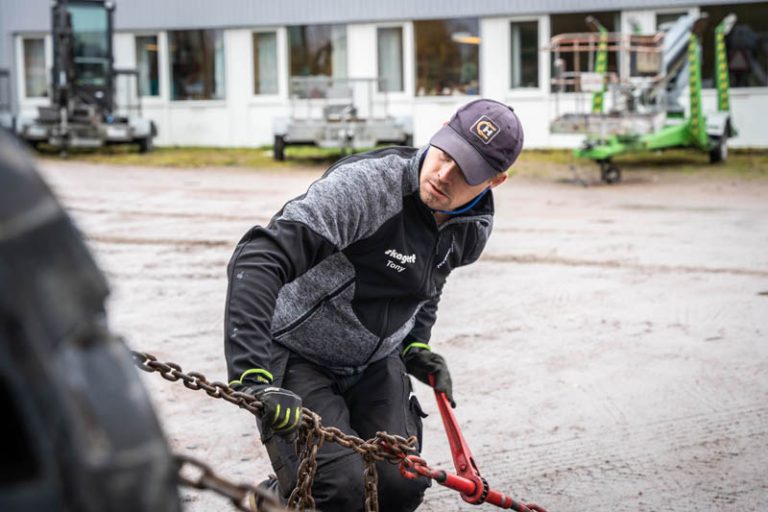 Chaufför lastar maskin